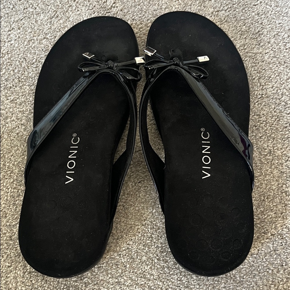 Vionic Bella Black Patent Bow Thong Sandals